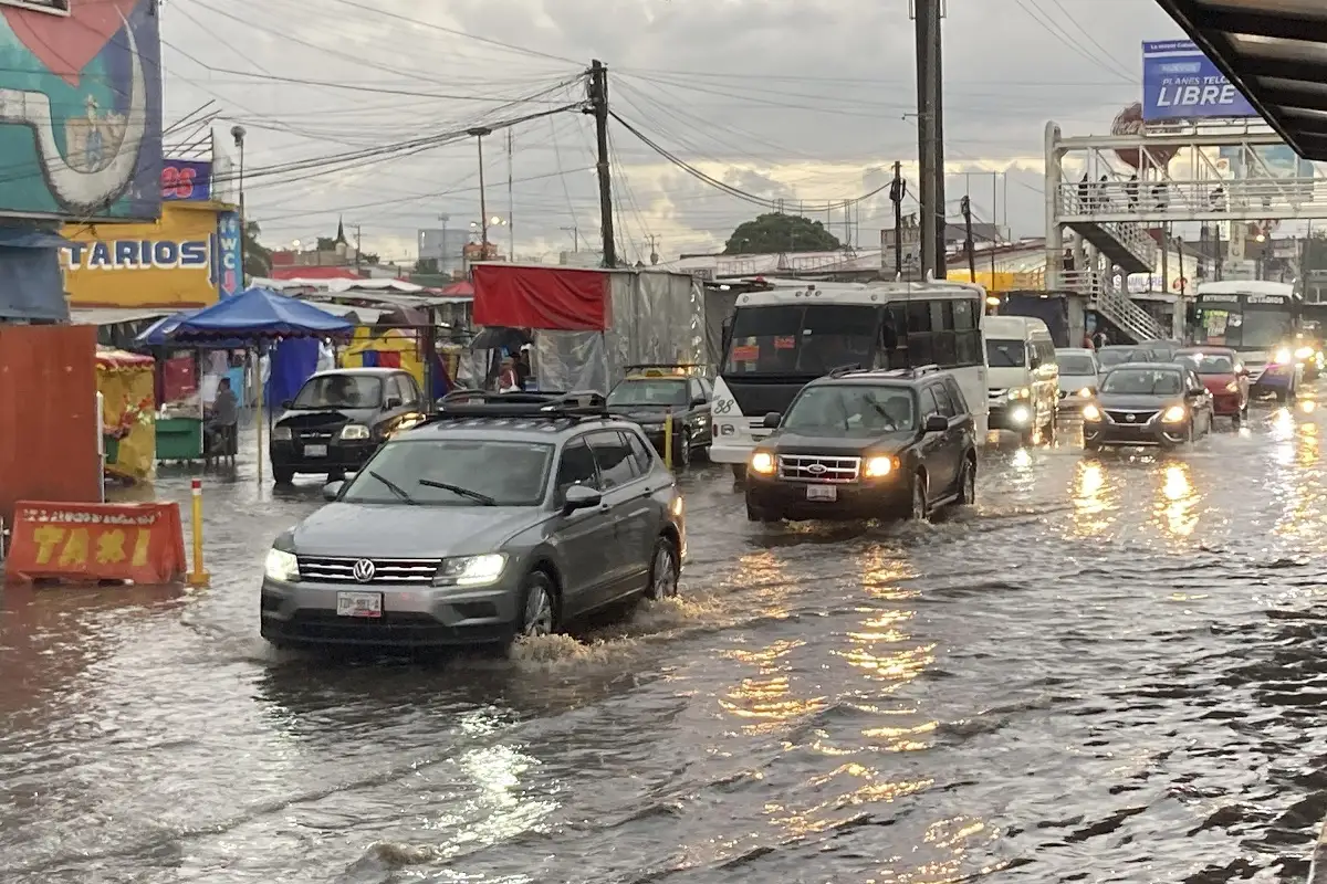 VIDEOS Lluvia en Puebla hoy 15 de septiembre provoca inundaciones en distintos puntos