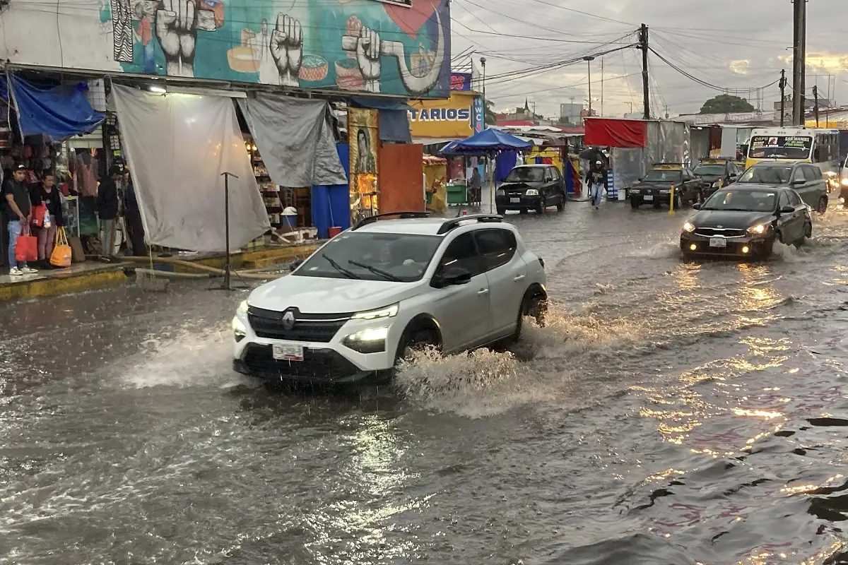 VIDEOS Lluvia en Puebla hoy 15 de septiembre provoca inundaciones en distintos puntos