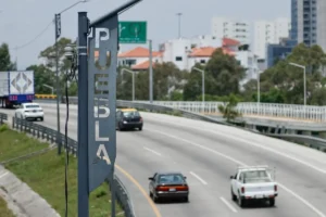 Vehículo de lujo pierde el control en el Periférico Ecológico y tira varias luminarias