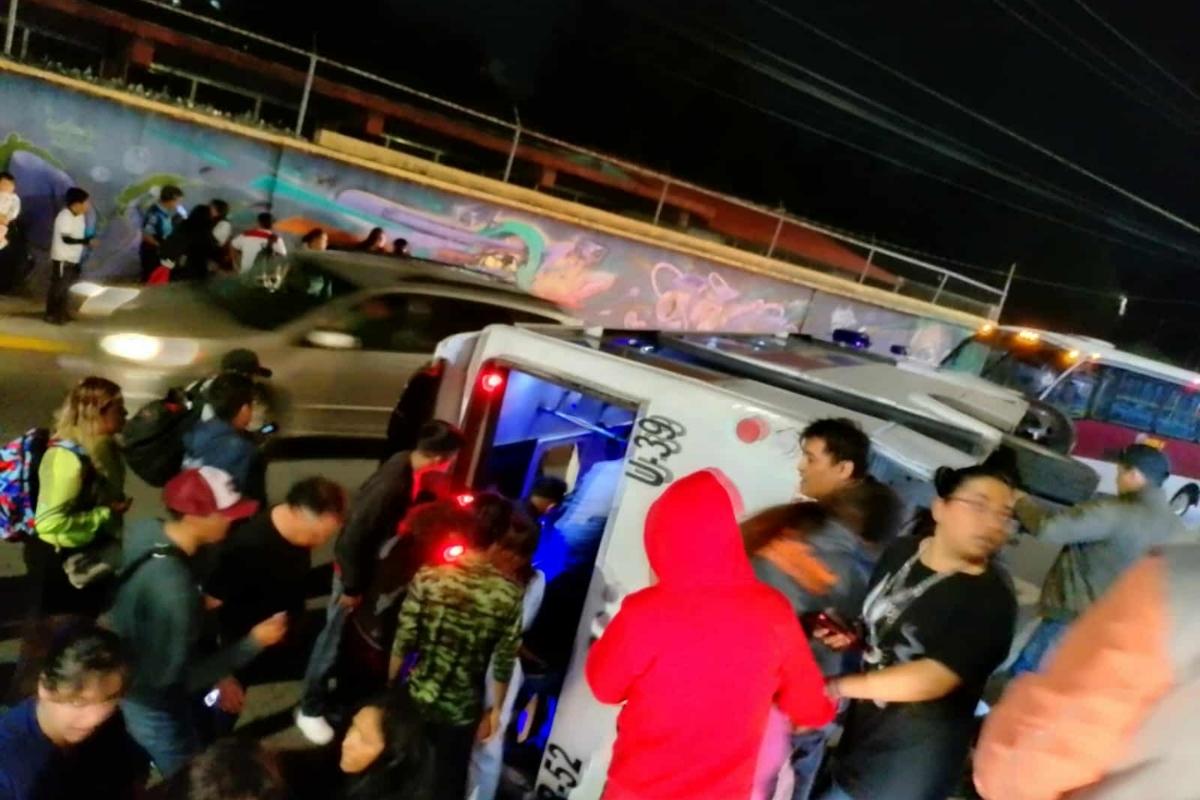 Vuelca ruta 52 en Amalucan; unidad llevaba cerca de 20 pasajero