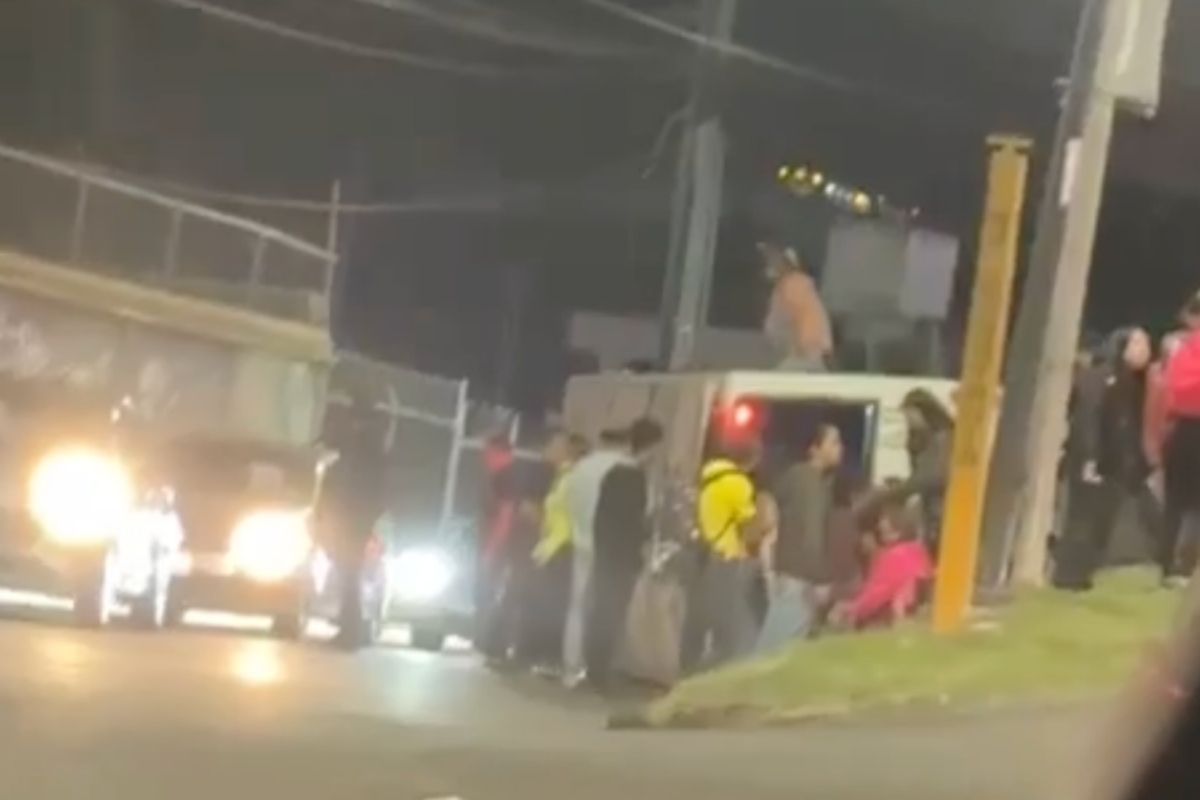 Vuelca ruta 52 en Amalucan; unidad llevaba cerca de 20 pasajeros