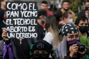 Morena busca que aborto en Puebla se practique en 72 horas