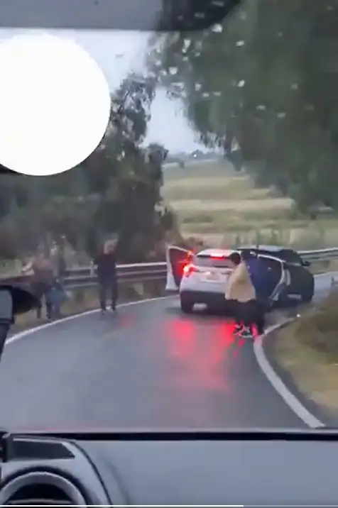 Roban camioneta a familia y la bajan en pleno puente de Acolman