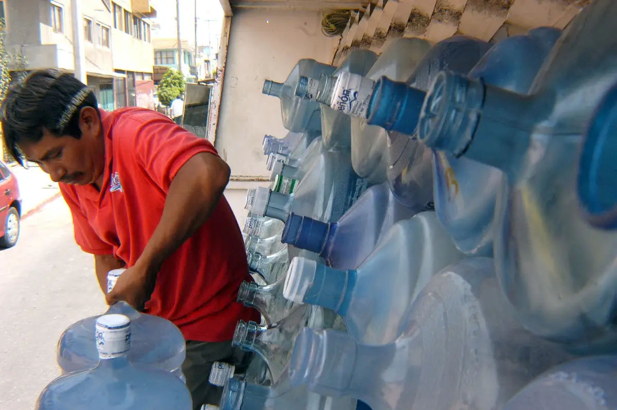 Asaltan a repartidor de agua en colonia Loma Bella y le quitan 11 mil pesos