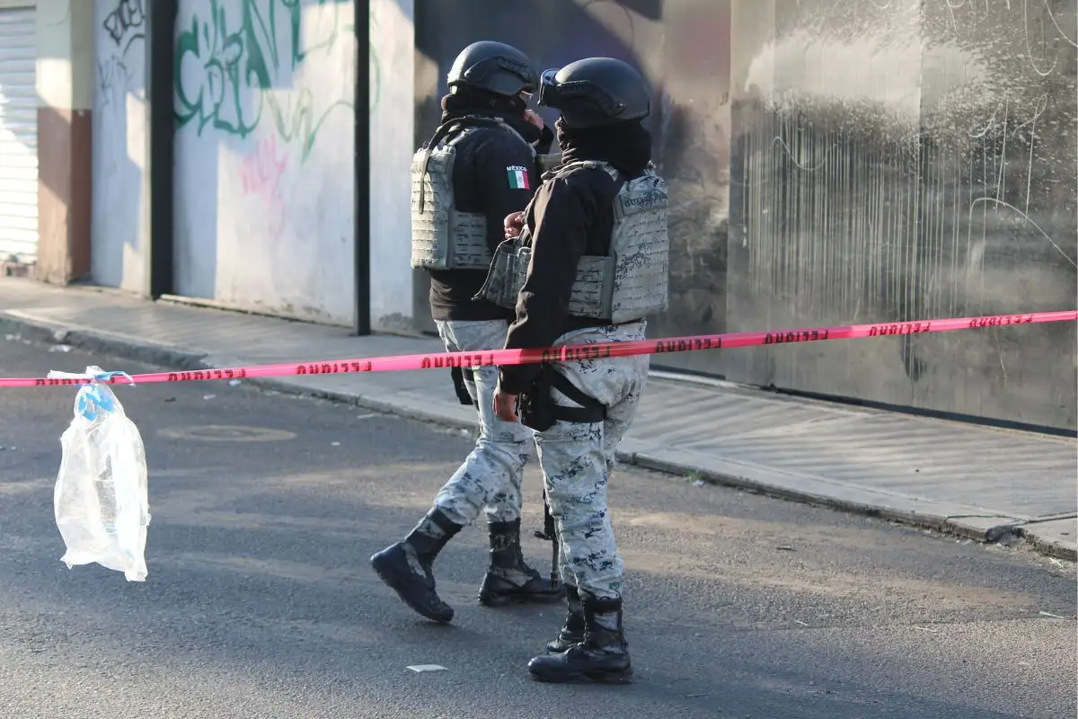 Encuentran dos cadáveres con narcomensaje y encobijados en Tepeaca