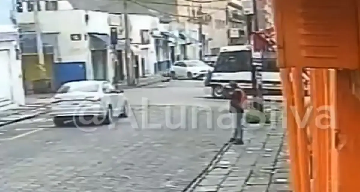 Camioneta y unidad del transporte público chocan en el Centro