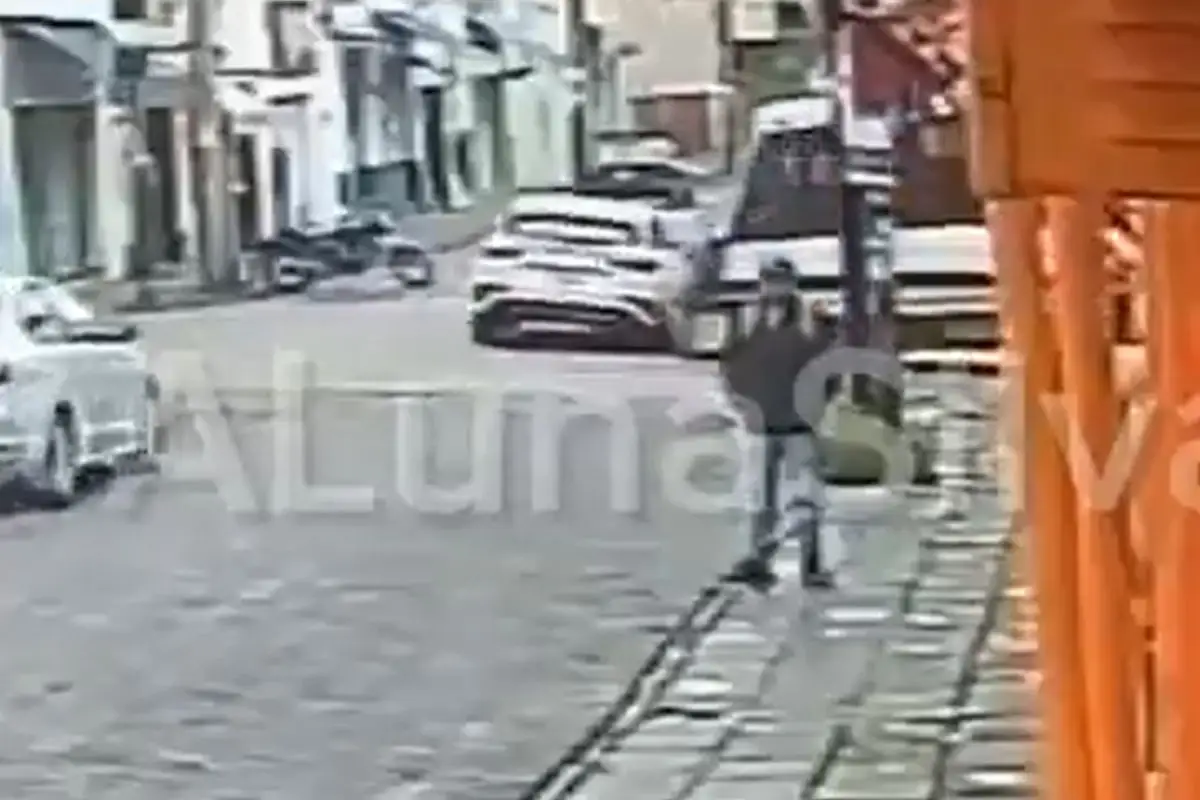 Camioneta y unidad del transporte público chocan en el Centro