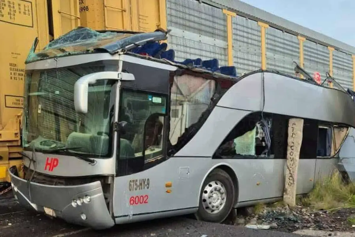 Al menos ocho muertos deja choque de tren con autobús de pasajeros en Atlacomulco 1 Al menos cinco muertos deja choque de tren en Atlacomulco