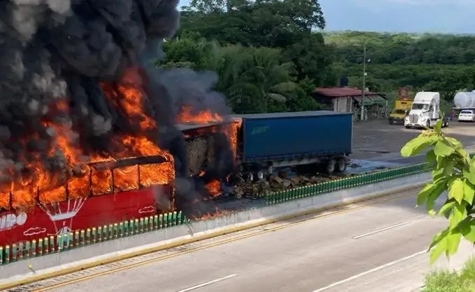 ADO se incendia tras chocar contra tráiler en la Córdoba-Veracruz; hay 14 lesionados 2 choque en la Córdoba-Veracruz