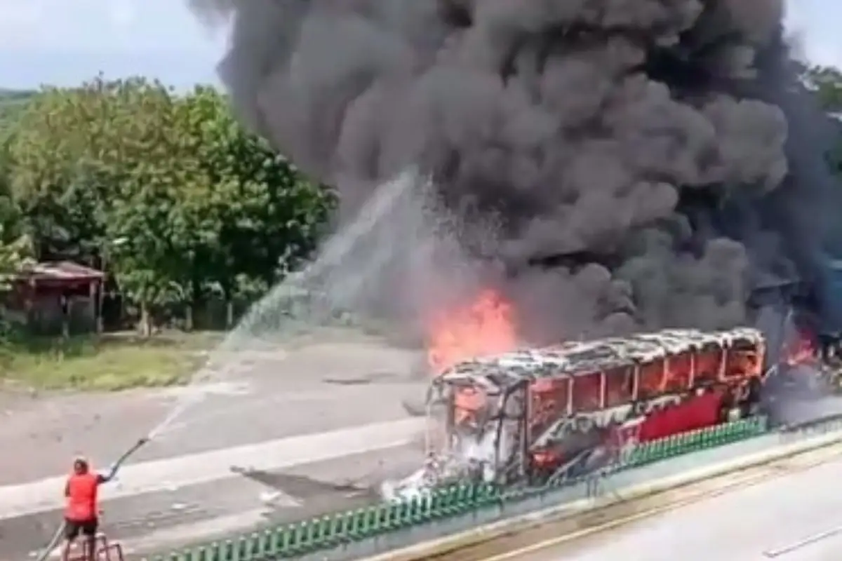 ADO se incendia tras chocar contra tráiler en la Córdoba-Veracruz; hay 14 lesionados 1 choque en la Córdoba-Veracruz