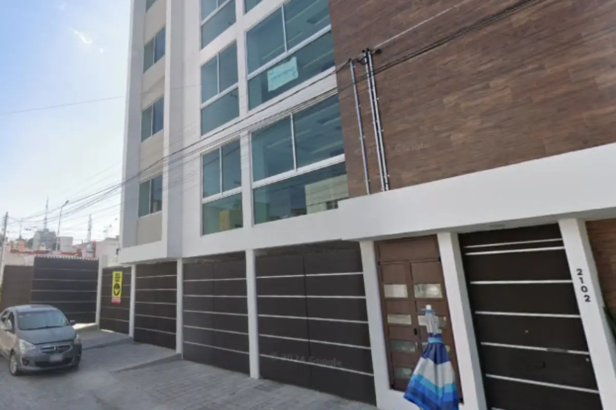 (VIDEO) Conductor se mete a cochera con el portón de un edificio en Puebla después de chocar 1 (VIDEO) Conductor se mete a cochera con todo y el portón