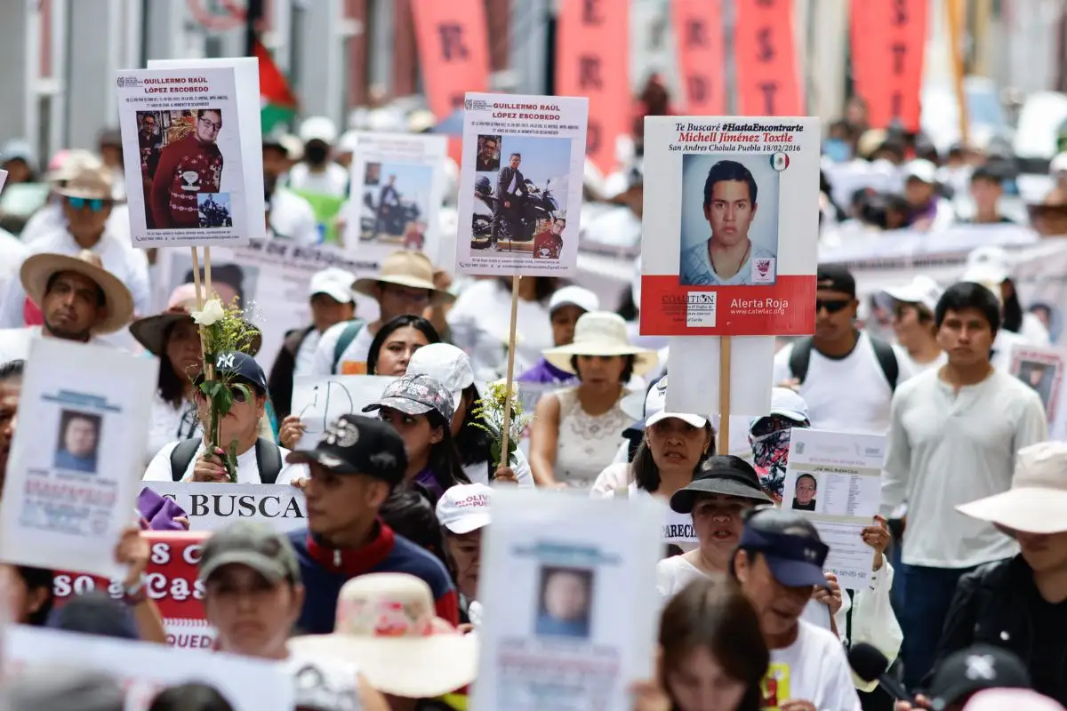 Hay detenidos por agredir a feministas en marcha en Puebla