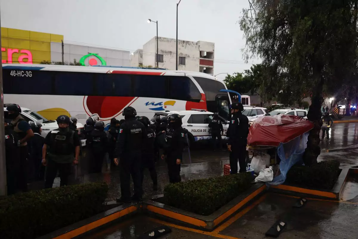 Tras incendiar unidad de RUTA, policías detienen autobús de normalistas de Teteles