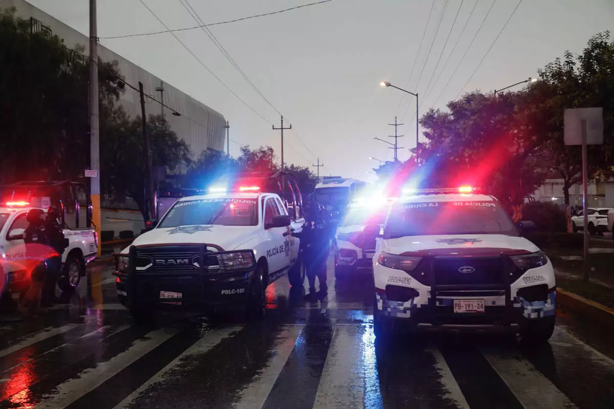 Tras incendiar unidad de RUTA, policías detienen autobús de normalistas de Teteles