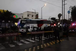 Tras incendiar unidad de RUTA, policías detienen autobús de normalistas de Teteles