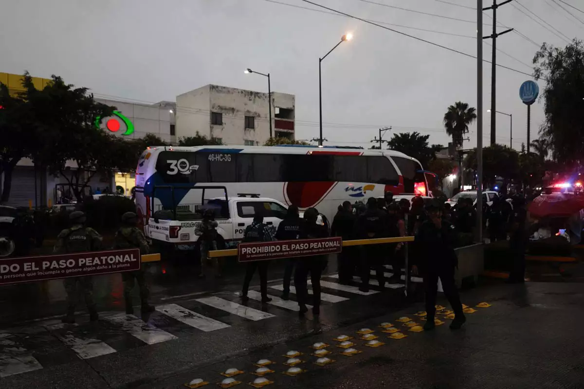 Tras incendiar unidad de RUTA, policías detienen autobuses de normalistas de Teteles 1 Tras incendiar unidad de RUTA, policías detienen autobús de normalistas de Teteles
