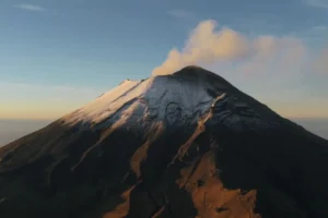(VIDEO) Dron sobrevuela el Popocatépetl y captura su cima llena de nieve
