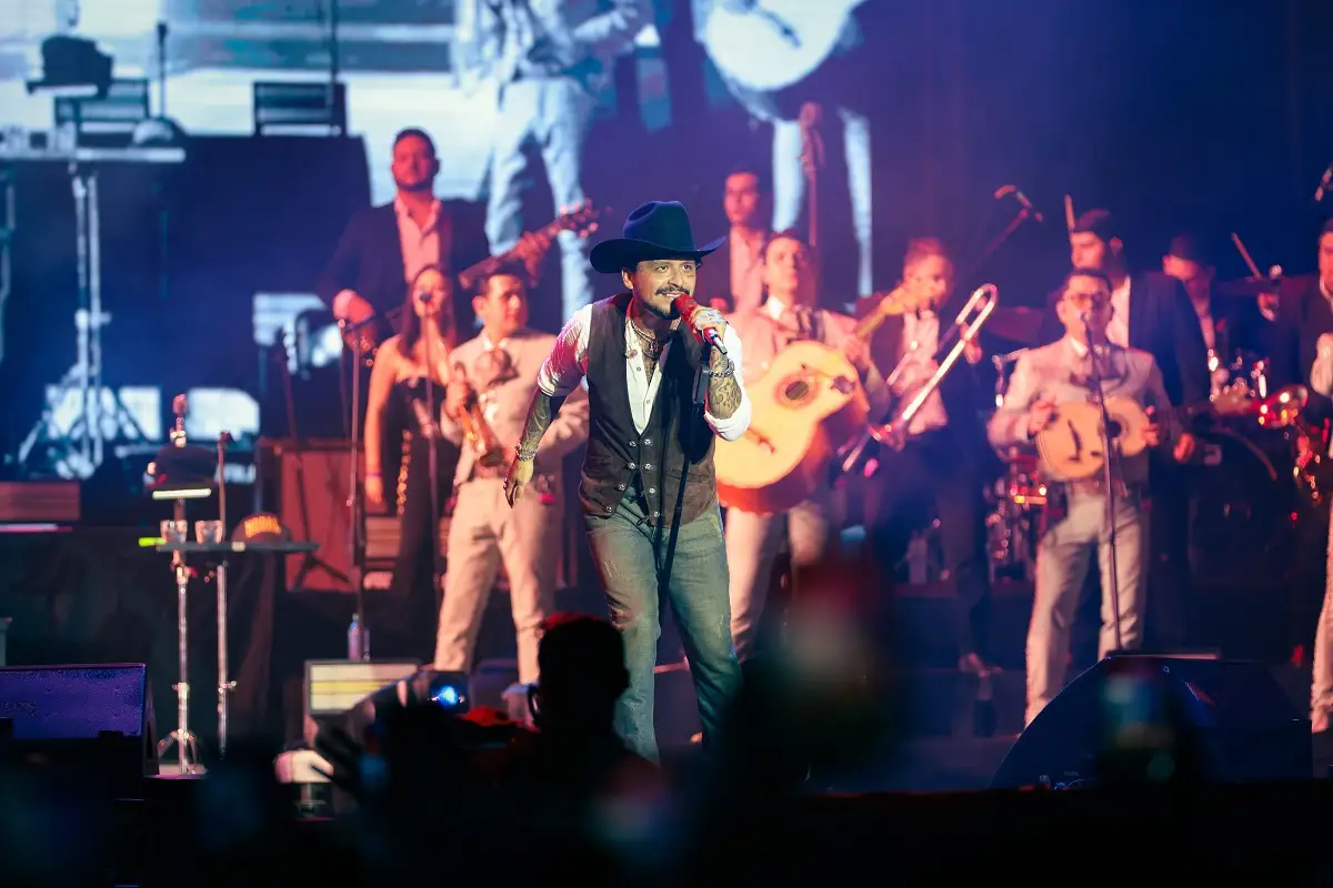 Estudiantes de la UANL abuchean a Ángela Aguilar en concierto de Christian Nodal