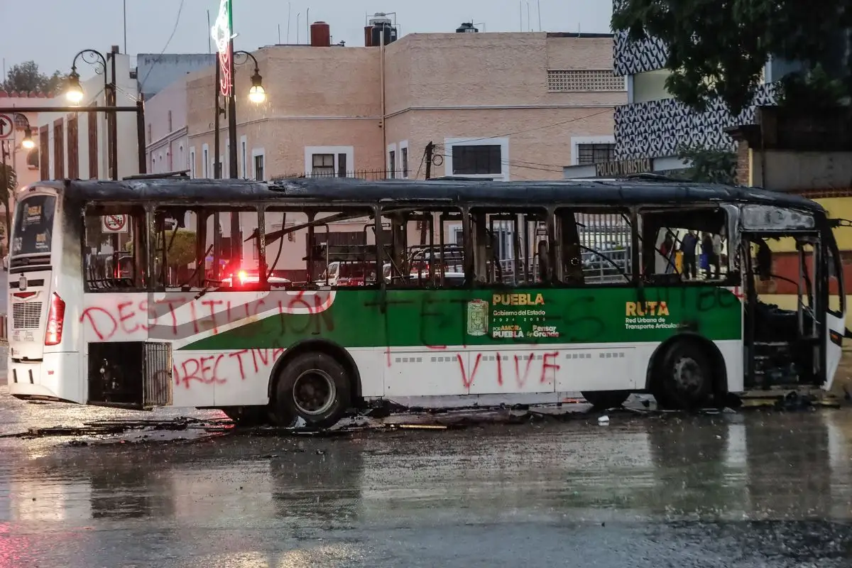 VIDEO: Así explotó unidad de RUTA Puebla incendiada por normalistas de Teteles 2 Así explotó unidad de RUTA Puebla