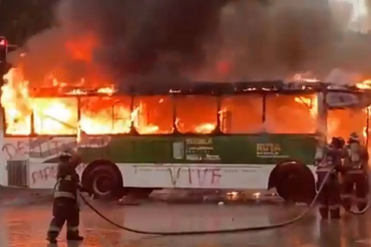VIDEO: Así explotó unidad de RUTA Puebla incendiada por normalistas de Teteles 1 Así explotó unidad de RUTA Puebla
