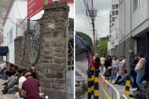 Poblanos hacen fila para el concierto de Julión Álvarez