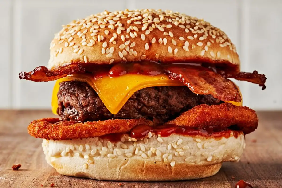 ¿Cómo obtener una hamburguesa de Carl’s Jr a $15? 1 hamburguesa de Carl's Jr a 15 pesos