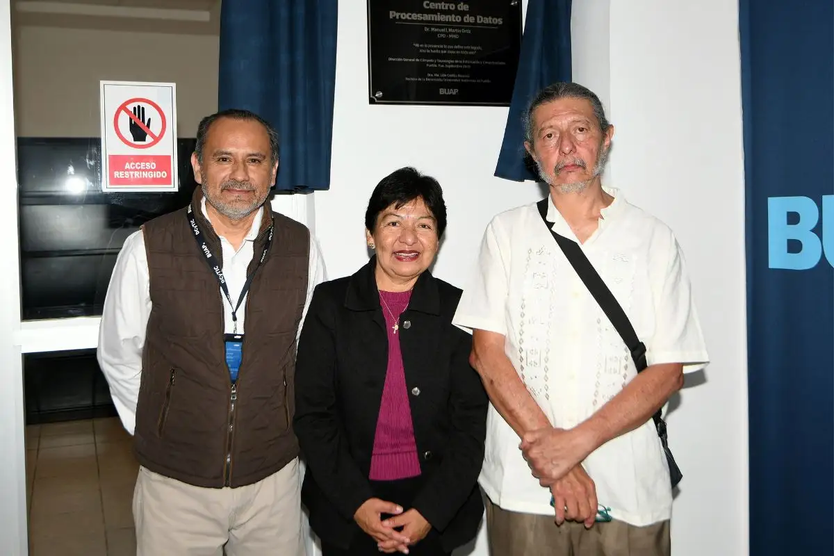 Lilia Cedillo devela placa conmemorativa en reconocimiento a la labor del doctor Manuel Martín Ortiz