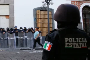 Detienen a presunto policía de la SSP por robo en Periférico