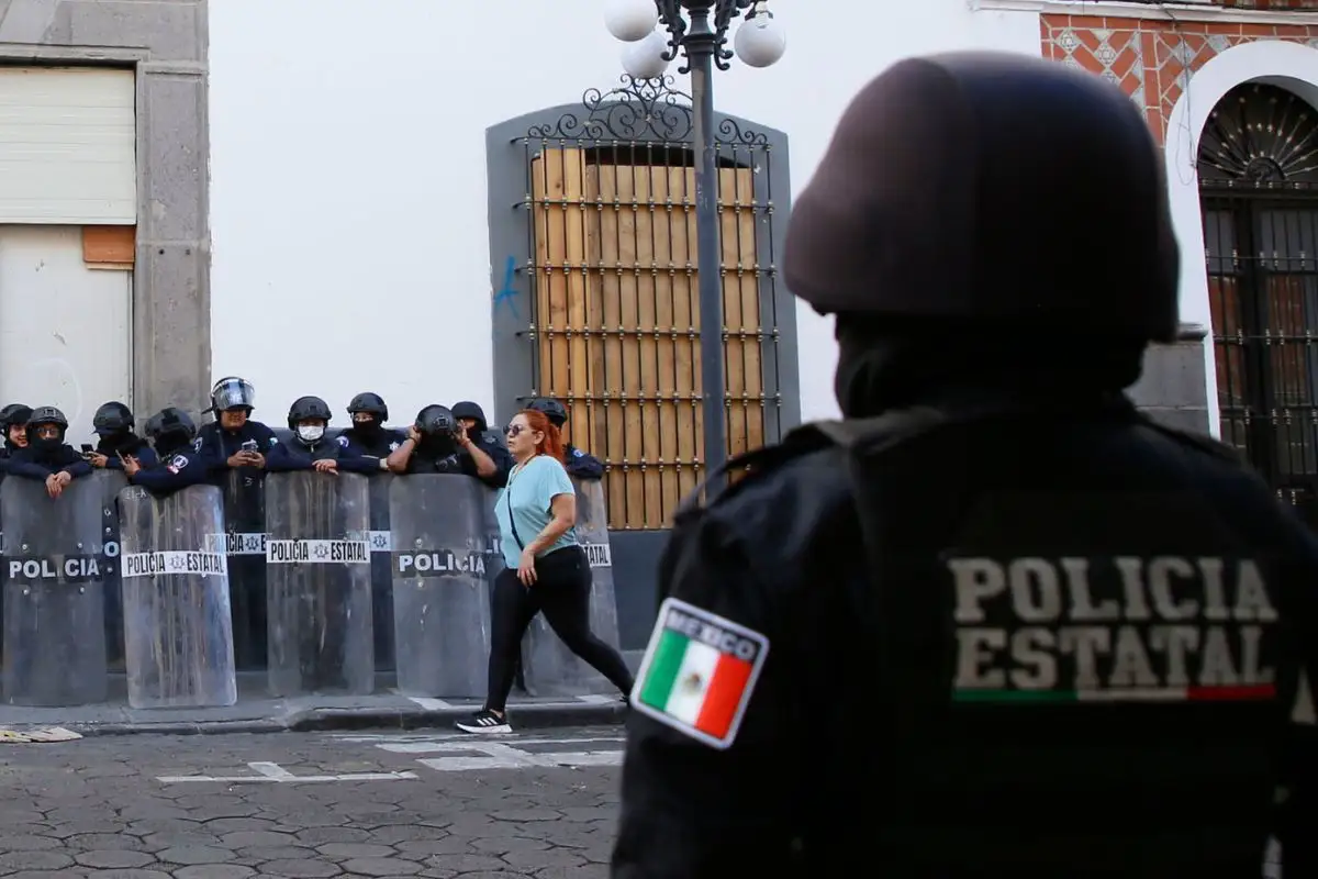 Presunto policía de la SSP, entre detenidos por robo de carga en Periférico Ecológico: SSC 1 Detienen a presunto policía de la SSP por robo en Periférico
