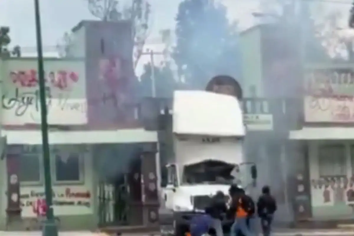 En protesta de normalistas de Ayotzinapa, tiran puerta 