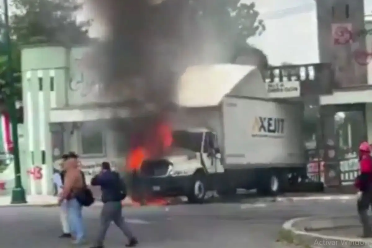 (VIDEO) En protesta de normalistas de Ayotzinapa, tiran puerta del Campo Militar en CDMX 1 En protesta de normalistas de Ayotzinapa, tiran puerta