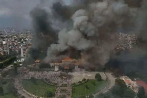 Durante protestas en Nepal, muere esposa del ex primer ministro tras incendio de su casa