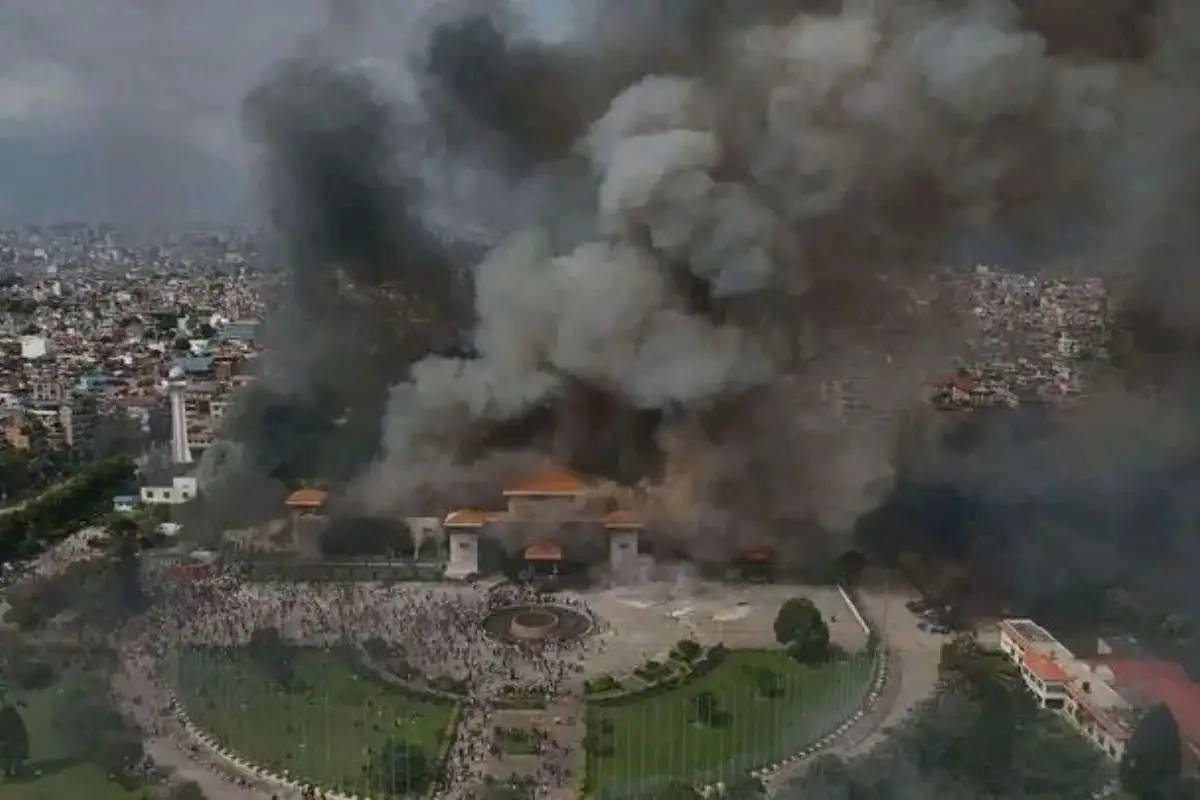 Durante protestas en Nepal, muere esposa del ex primer ministro tras incendio de su casa 1 Durante protestas en Nepal, muere esposa del ex primer ministro tras incendio de su casa