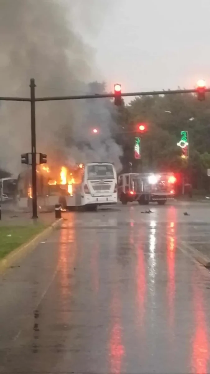 queman unidad de RUTA en el bulevar 5 de Mayo