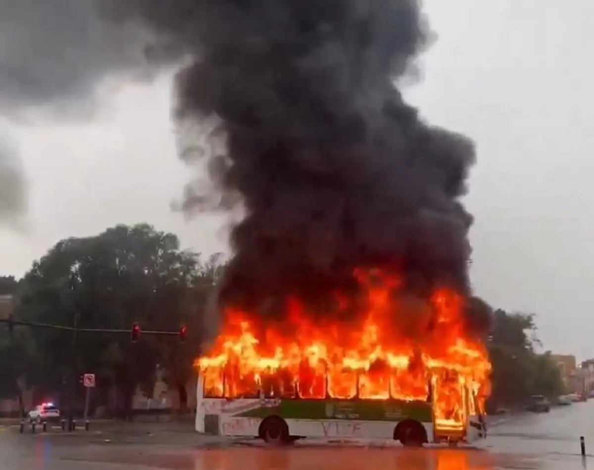 queman unidad de RUTA en el bulevar 5 de Mayo