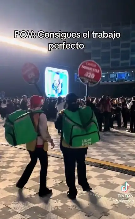 Repartidoras en el concierto de Shakira se ponen a bailar