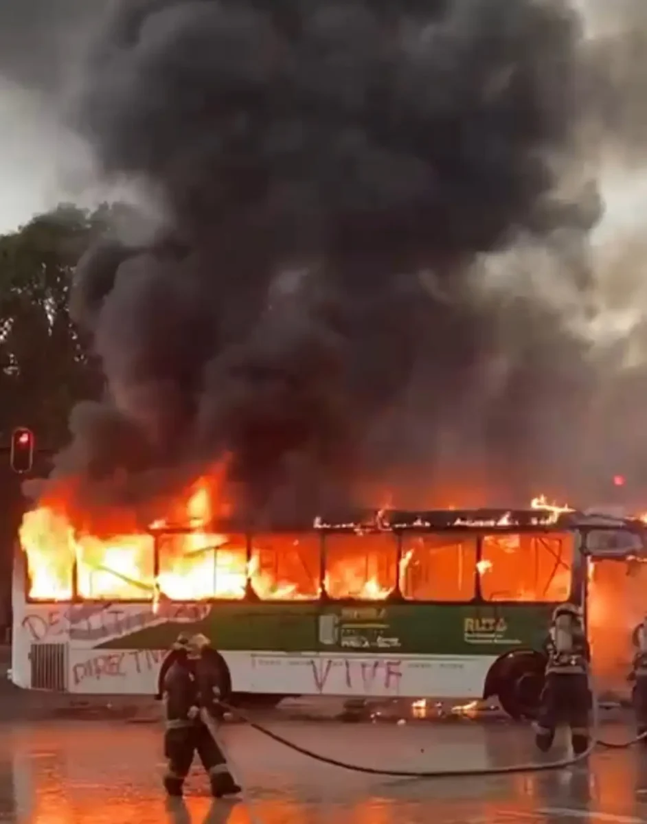 Se infiltra 28 de Octubre en protesta de normalistas que terminó con unidad de RUTA incendiada