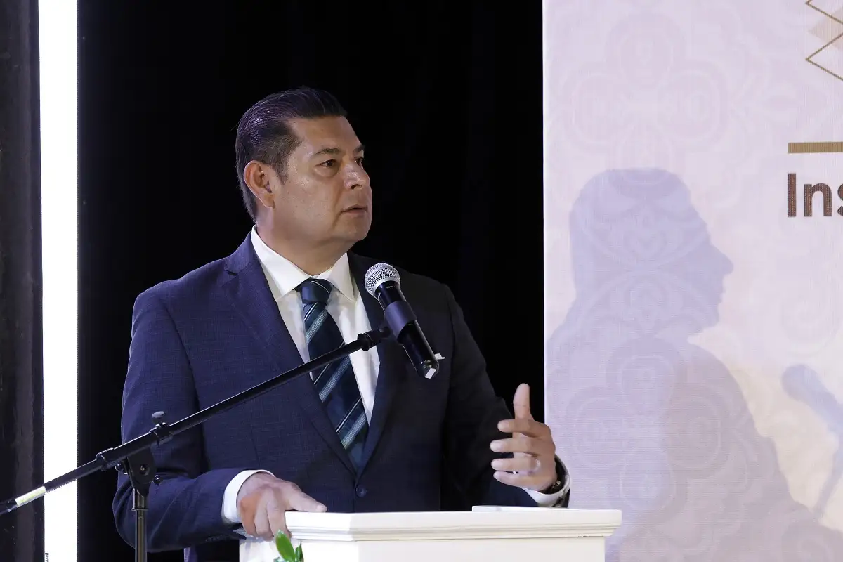 Armenta a favor de mantener sin fuero a diputados