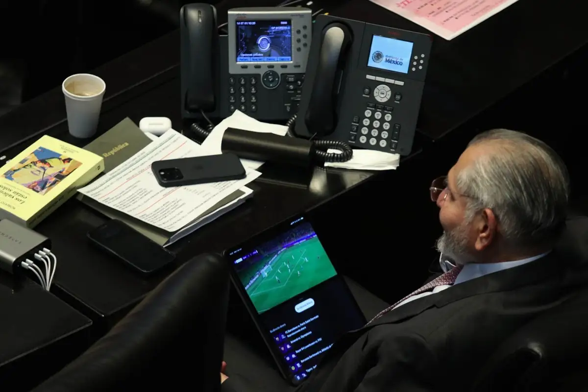 Captan a Adán Augusto viendo el partido en el Senado en plena comparecencia 1 Captan a Adán Augusto viendo el partido en el Senado durante una comparecencia