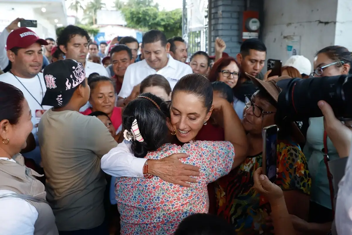 Claudia Sheinbuam entrega apoyos en Xicotepec y reconoce trabajo de Armenta