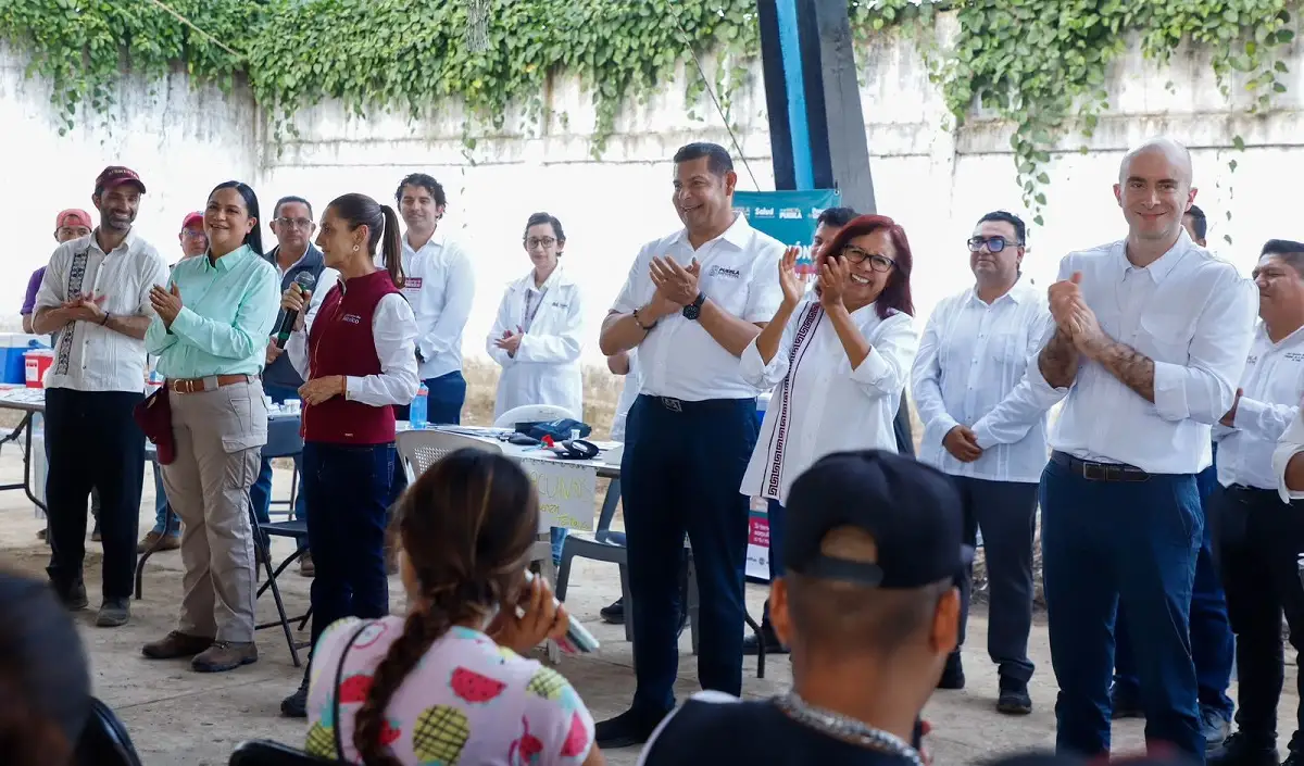Claudia Sheinbuam entrega apoyos en Xicotepec y reconoce trabajo de Armenta