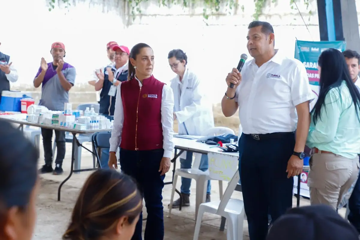 Claudia Sheinbuam entrega apoyos en Xicotepec y reconoce trabajo de Armenta