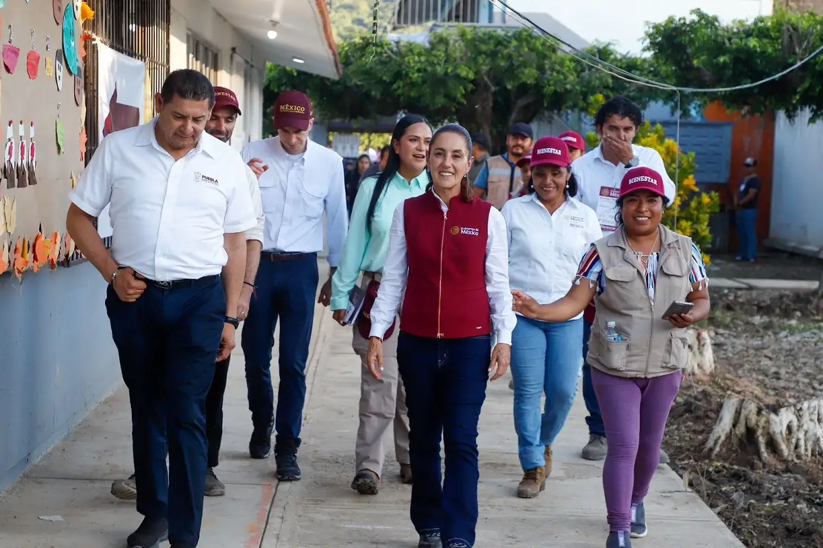 Claudia Sheinbuam entrega apoyos en Xicotepec y reconoce trabajo de Armenta