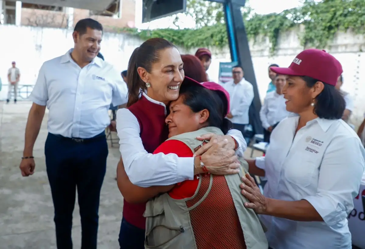 Claudia Sheinbuam entrega apoyos en Xicotepec y reconoce trabajo de Armenta