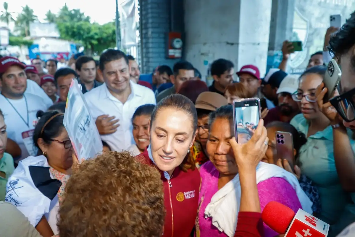 Claudia Sheinbuam entrega apoyos en Xicotepec y reconoce trabajo de Armenta