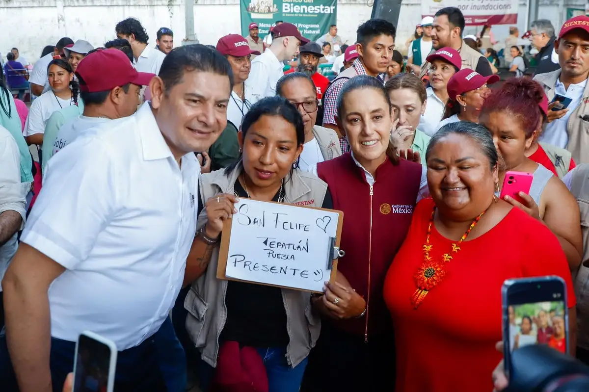 Claudia Sheinbuam entrega apoyos en Xicotepec y reconoce trabajo de Armenta
