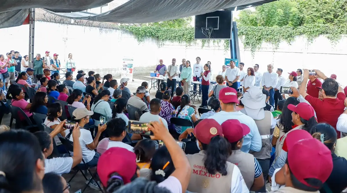Claudia Sheinbuam entrega apoyos en Xicotepec y reconoce trabajo de Armenta