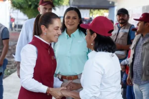 Claudia Sheinbuam entrega apoyos en Xicotepec y reconoce trabajo de Armenta