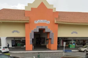 En asalto en Plaza Crystal roban 250 mil pesos y camioneta