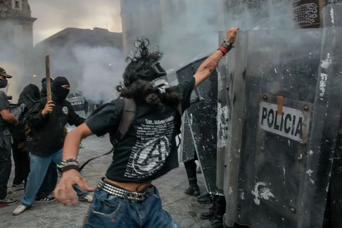 Enfrentamientos en marcha por el 2 de octubre